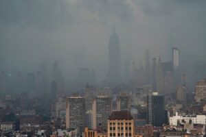 Deszcz zasłania Empire State Building w Nowym Jorku podczas tropikalnego sztormu Elsa, 8.07.2012 r. (Timothy A. Clary/AFP via Getty Images)