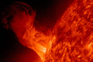 Na powyższym materiale pomocniczym NASA widzimy wybuch na Słońcu, który unosi się nad powierzchnią gwiazdy w przestrzeń kosmiczną, 31.12.2012 r. (NASA/SDO via Getty Images)