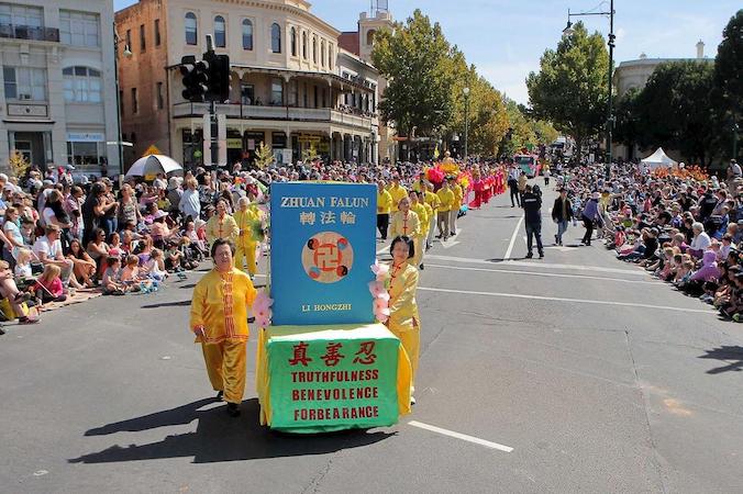 Praktykujący Falun Gong z makietą przedstawiającą książkę „Zhuan Falun” podczas Parady Wielkanocnej w mieście Bendigo, Australia, 27.03.2016 r. (Minghui.org)