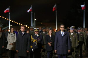 Premier Mateusz Morawiecki (po prawej) oraz minister obrony narodowej Mariusz Błaszczak (po lewej) podczas uroczystości przed pomnikiem Obrońców Wybrzeża, Westerplatte, Gdańsk, 1.09.2021 r. (Adam Warżawa / PAP)