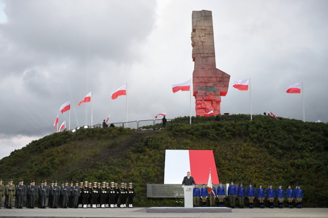 Premier Mateusz Morawiecki podczas uroczystości przed pomnikiem Obrońców Wybrzeża Westerplatte, Gdańsk, 1.09.2021 r. (Adam Warżawa / PAP)