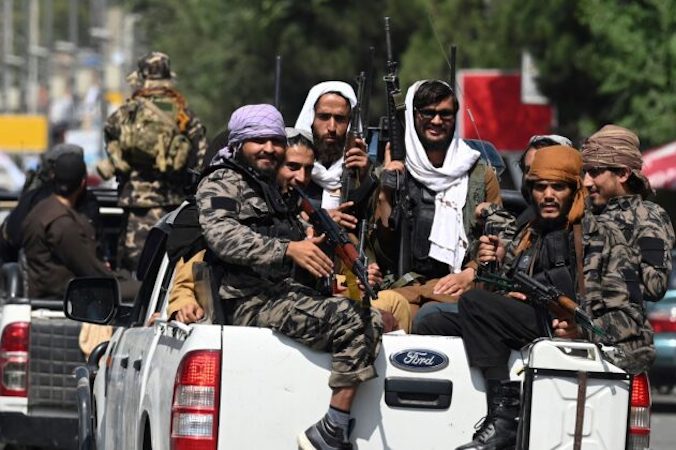 Konwój talibskich bojowników patroluje ulice Kabulu, 2.09.2021 r. (Aamir Qureshi/AFP via Getty Images)