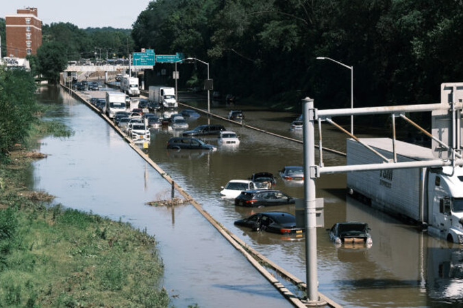 Samochody stoją porzucone na zalanej drodze Major Deegan Expressway w Bronksie po nocy z silnym wiatrem i deszczem, pozostałościami huraganu Ida, Nowy Jork, 2.09.2021 r. (Spencer Platt / Getty Images)