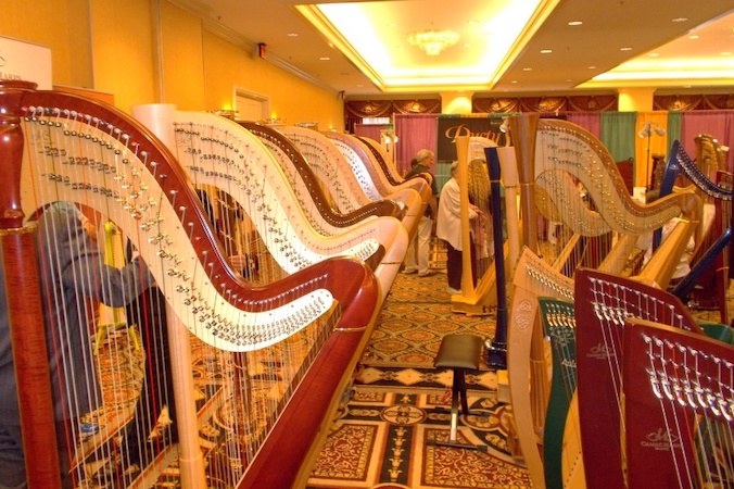 Harfy na sprzedaż w sali wystawowej podczas 41. Konferencji Amerykańskiego Towarzystwa Harfowego w Nowym Orleanie (dzięki uprzejmości Michaela Kurka)