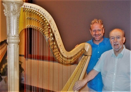 Autor (z lewej) z harfistą Mariem Falcao (dzięki uprzejmości Michaela Kurka)