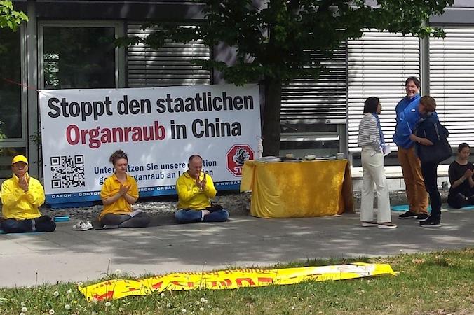 Zdjęcie z wydarzenia zorganizowanego przez Danielę Dascula przed chińskim konsulatem w Monachium w kwietniu 2019 r. w celu podniesienia świadomości na temat wciąż trwających prześladowań Falun Gong (Minghui.org)