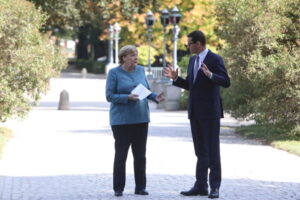 Prezes Rady Ministrów Mateusz Morawiecki (po prawej) oraz kanclerz Republiki Federalnej Niemiec Angela Merkel w drodze na wspólną konferencję prasową w Łazienkach Królewskich w Warszawie, 11.09.2021 r. (Wojciech Olkuśnik / PAP)