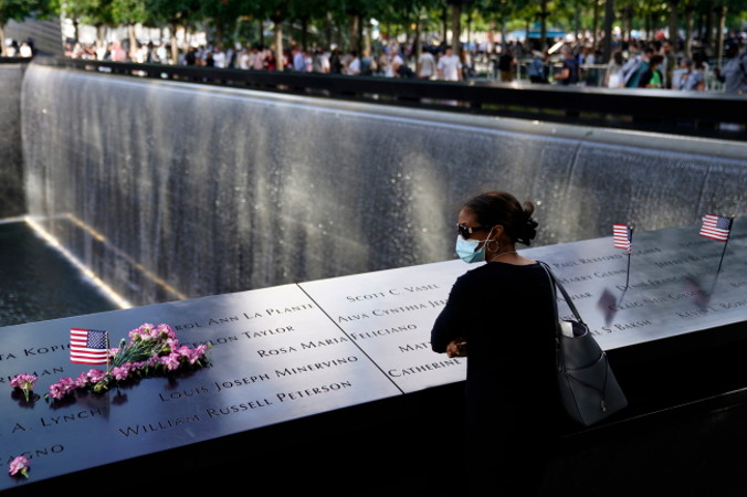 Kobieta przy miejscu pamięci 9/11 Memorial w Nowym Jorku, Stany Zjednoczone, 10.09.2021 r., w przeddzień 20. rocznicy ataku terrorystycznego na World Trade Center 11.09.2001 r. (WILL OLIVER/PAP/EPA)