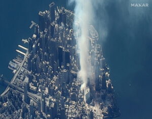 Dym unoszący się nad strefą zero, w miejscu, w którym stały dwie bliźniacze wieże World Trade Center, Nowy Jork, Stany Zjednoczone, 12.09.2001 r., wydane 10.09.2021 r., zdjęcie satelitarne udostępnione przez Maxar Technologies (MAXAR TECHNOLOGIES HANDOUT/PAP/EPA)