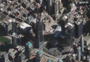 World Trade Center i miejsce pamięci 9/11 Memorial w Nowym Jorku, Stany Zjednoczone, 6.04.2020 r., wydane 10.09.2021 r., zdjęcie satelitarne udostępnione przez Maxar Technologies (MAXAR TECHNOLOGIES HANDOUT/PAP/EPA)