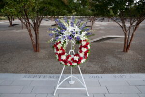 Wieniec złożony w miejscu pamięci National 9/11 Pentagon Memorial, Pentagon w Arlington, Wirginia, USA, 11.09.2021 r., przed ceremonią obchodów 20. rocznicy ataków terrorystycznych z 11.09.2001 r. (MICHAEL REYNOLDS/PAP/EPA)