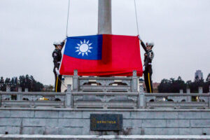 Gwardia honorowa przygotowuje się do podniesienia flagi Tajwanu na placu Chiang Kai-shek Memorial Hall w Tajpej, Tajwan, 14.01.2016 r. (Ulet Ifansasti / Getty Images)