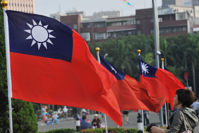 Flagi narodowe Tajwanu powiewają przy Hali Pamięci Sun Yat-sena, ang. Sun Yat-sen Memorial Hall, niedaleko Taipei 101, Tajpej, Tajwan, 7.10.2012 r. (Mandy Cheng/AFP via Getty Images)