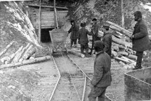 Więźniowie przy pracy w kopalni złota – Kołyma (z filmu dokumentalnego „Kolyma”, 1934, Central Russian Film and Photo Archive / <a href="https://commons.wikimedia.org/w/index.php?curid=2121164">domena publiczna</a>)