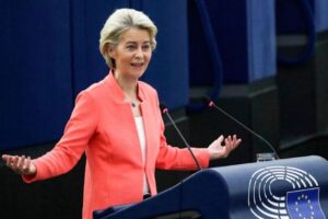 Przewodnicząca Komisji Europejskiej Ursula von der Leyen wygłasza orędzie podczas debaty na temat „Stan Unii Europejskiej” w ramach sesji plenarnej w Strasburgu, 15.09.2021 r. (YVES HERMAN/POOL/AFP via Getty Images)