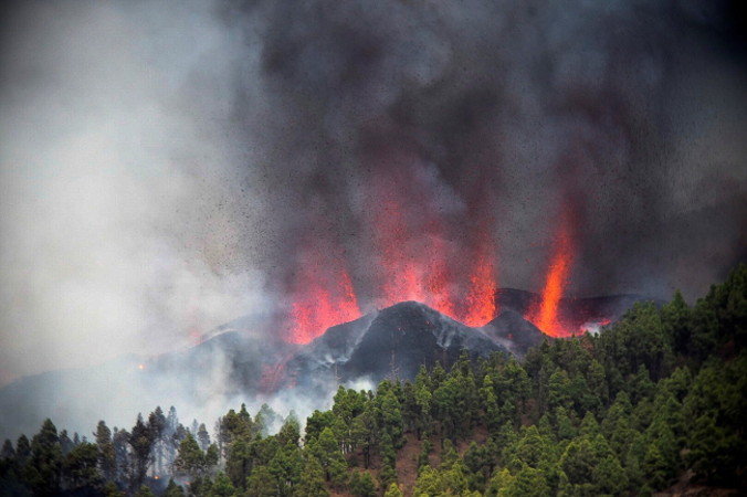 Dym i magma unoszą się po erupcji wulkanu w gminie El Paso na wyspie La Palma w archipelagu Wysp Kanaryjskich, Hiszpania, 19.09.2021 r. (Miguel Calero/PAP/EPA)