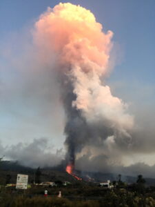 Dym i magma widoczne po erupcji wulkanu w gminie El Paso na wyspie La Palma w archipelagu Wysp Kanaryjskich, Hiszpania, 19.09.2021 r. (Miguel Calero/PAP/EPA)