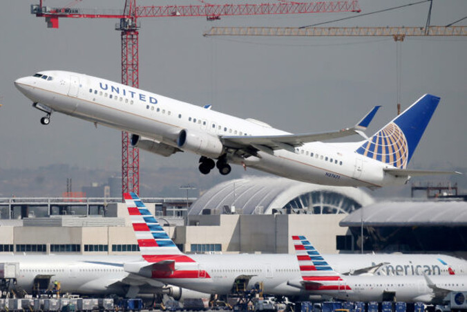 Samolot United Airlines startuje ponad samolotami American Airlines stojącymi na płycie Międzynarodowego Portu Lotniczego Los Angeles, LAX, 1.10.2020 r. (Mario Tama / Getty Images)