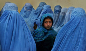 Afgańskie kobiety czekają w kolejce na leczenie w klinice Kalakan w Kalakan, Afganistan, zdjęcie archiwalne, 23.02.2003 r. (Paula Bronstein / Getty Images)