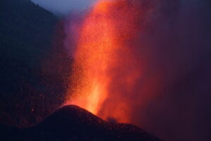 Lawa wydobywa się z wulkanu na wyspie La Palma w archipelagu Wysp Kanaryjskich, Hiszpania, 20.09.2021 r. (RAMON DE LA ROCHA/PAP/EPA)