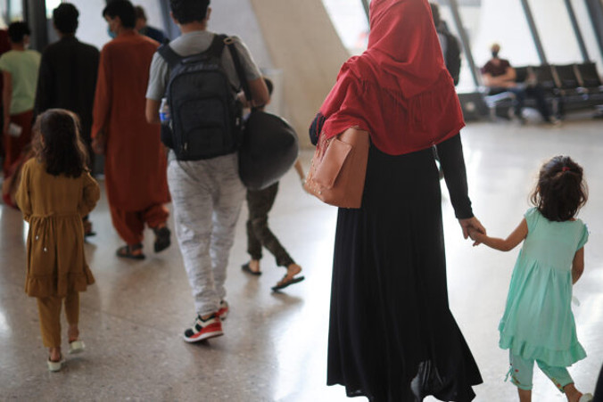 Uchodźcy z Afganistanu przybywają na międzynarodowe lotnisko Waszyngton-Dulles, Wirginia, 27.08.2021 r. (Chip Somodevilla / Getty Images)