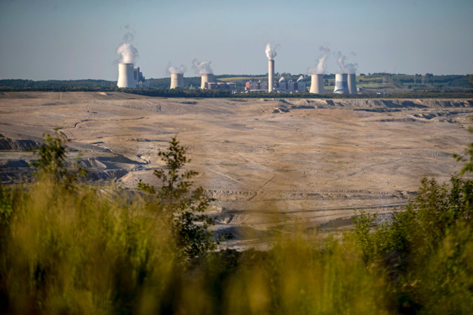 Widok na chłodnie kominowe elektrowni węglowej Turów w pobliżu kopalni węgla brunatnego Turów, eksploatowanej przez spółkę PGE, Bogatynia, 14.06.2021 r, ponownie wydane 20.09.2021 r. (MARTIN DIVISEK/PAP/EPA)