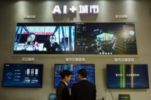 Zwiedzający oglądają system AI inteligentnego miasta firmy iFLY podczas targów 2018 International Intelligent Transportation Industry Expo w Hangzhou, prowincja Zhejiang na wschodzie Chin, grudzień 2018 r. (STR/AFP/Getty Images)