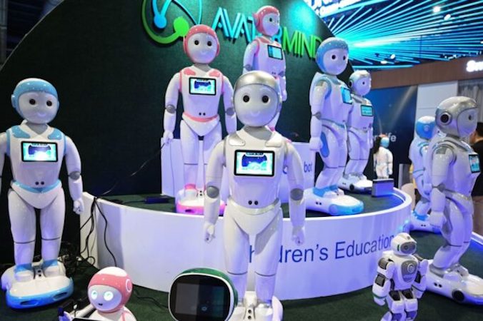 iPal, inteligentne AI dla robotów służących do edukowania dzieci, prezentowane na stoisku AvatarMind na targach elektroniki użytkowej CES 2019 w Las Vegas Convention Center, Nevada, 8.01.2019 r. (Robyn Beck/AFP via Getty Images)