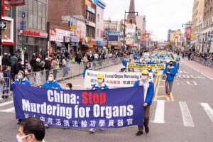 Praktykujący Falun Gong biorą udział w paradzie we Flushing, Nowy Jork, 18.04.2021 r., dla upamiętnienia 22. rocznicy pokojowego apelu 10 000 praktykujących Falun Gong z 25.04.1999 r. w Pekinie (Larry Dye / The Epoch Times)