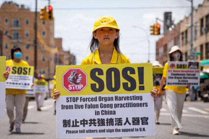 Praktykujący Falun Gong biorą udział w paradzie upamiętniającej 22 lata prześladowań Falun Gong w Chinach, Brooklyn, Nowy Jork, 18.07.2021 r. (Chung I Ho / The Epoch Times)