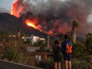Wulkan Cumbre Vieja nadal wyrzuca lawę, La Palma w archipelagu Wysp Kanaryjskich, Hiszpania, 29.09.2021 r. (MIGUEL CALERO/PAP/EPA)