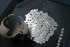 Skarb złożony z 1,8 tys. monet piastowskich trafił do łódzkiego Muzeum Archeologicznego i Etnograficznego