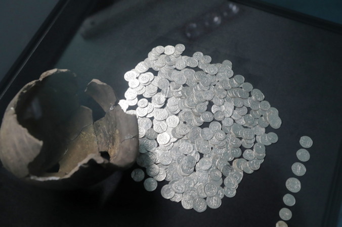 Pierwsza prezentacja ponad 1800 monet z okresu rozbicia dzielnicowego, Łódź, 29.09.2021 r. Skarb został znaleziony na terenie wczesnośredniowiecznego zespołu osadniczego o nazwie Trójca, będącego niegdyś przedmieściem Zawichostu, a obecnie jego częścią (Roman Zawistowski / PAP)