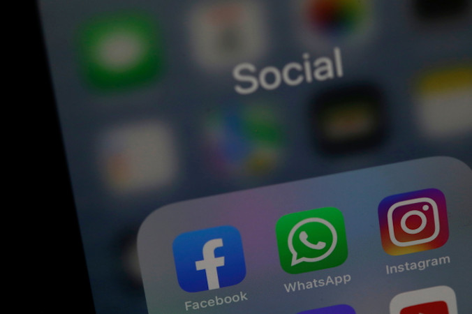 Ikony aplikacji Facebooka, WhatsAppa i Instagrama widoczne na urządzeniu mobilnym w Belgradzie, Serbia, 4.10.2021 r. (ANDREJ CUKIC/PAP/EPA)
