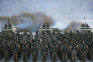 Żołnierze Chińskiej Armii Ludowo-Wyzwoleńczej ustawiają się w szeregu podczas szkolenia wojskowego w górach Pamir w Kaszgarze, Chiny, 4.01.2021 r. (STR/AFP via Getty Images)