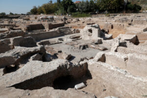 Ogólny widok miejsca, w którym znajdowała się licząca 1500 lat wielka winiarnia, odkryta podczas wykopalisk archeologicznych prowadzonych przez Izraelski Urząd ds. Starożytności, Israel Antiquities Authority, IAA, w mieście Jawne, Izrael, 11.10. 2021 r. (ATEF SAFADI/PAP/EPA)