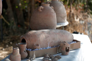 Naczynia służące do przechowywania wina odkryte w miejscu liczącej 1500 lat wielkiej winiarni, odsłonięte podczas wykopalisk archeologicznych prowadzonych przez Izraelski Urząd ds. Starożytności, Israel Antiquities Authority, IAA, w mieście Jawne, Izrael, 11.10. 2021 r. (ATEF SAFADI/PAP/EPA)