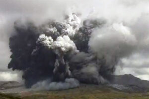 Popioły i dym po erupcji góry Aso w prefekturze Kumamoto, południowo-zachodnia Japonia, 20.10.2021 r., zrzut ekranu z materiału wideo udostępnionego przez Japońską Agencję Meteorologiczną, JMA, otrzymanego za pośrednictwem Jiji Press (JAPAN METEOROGICAL AGENCY HANDOUT/PAP/EPA)