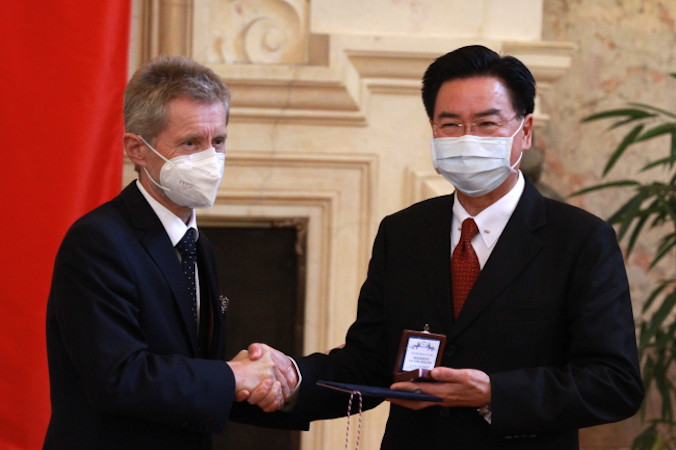 Minister spraw zagranicznych Tajwanu Joseph Wu (po prawej) odbiera Srebrny Medal Przewodniczącego Senatu od czeskiego przewodniczącego Senatu Miloša Vystřcila, Senat Parlamentu Republiki Czeskiej, Praha, Czechy, 27.10.2021 r. (MILAN KAMMERMAYER/PAP/EPA)