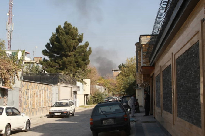 Dym unosi się z miejsca wybuchu bomby, którego celem był szpital wojskowy w Kabulu, Afganistan, 2.11.2021 r. (STRINGER/PAP/EPA)