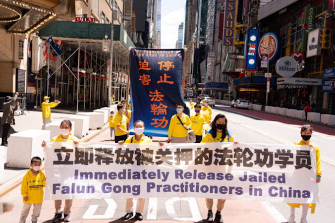Praktykujący duchową dyscyplinę Falun Gong idą w paradzie w Nowym Jorku, aby uczcić Światowy Dzień Falun Dafa i zaprotestować przeciwko trwającym w Chinach prześladowaniom ze strony Komunistycznej Partii Chin, 13.05.2020 r. (Larry Dai / The Epoch Times)
