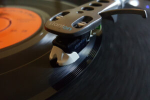 Słuchanie muzyki poprawia plastyczność mózgu u osób z demencją