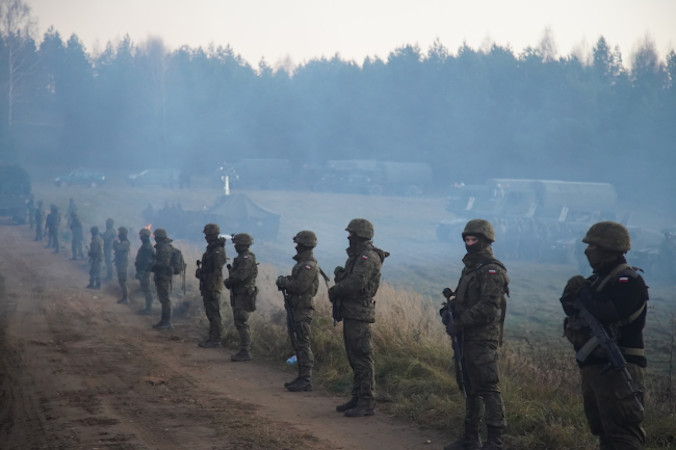 Żołnierze przy granicy polsko-białoruskiej w okolicy przejścia granicznego w Kuźnicy, 10.11.2021 r. (16 Dywizja Zmechanizowana / PAP)
