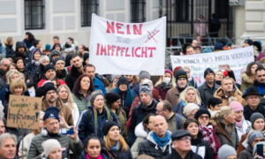 Protestujący trzyma transparent z napisem „Nie dla obowiązkowych szczepień” podczas protestu w Wiedniu, Austria, 14.11.2021 r. (Georg Hockmuth/APA/AFP via Getty Images)
