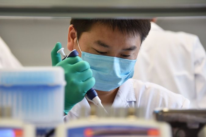 Pracownik w laboratorium specjalizującym się w badaniach DNA, Pekin, 22.08.2018 r. (Greg Baker/AFP/Getty Images)