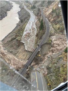 Powódź na autostradzie BC Highway 1 spowodowana ulewnymi opadami, niedaleko Agassiz, Kolumbia Brytyjska, Kanada, 15.11.2021 r., wydane 17.11.2021 r., zdjęcie lotnicze udostępnione przez Ministerstwo Transportu i Infrastruktury (MINISTRY OF TRANSPORTATION AND INFRASTRUCTURE/HANDOUT/PAP/EPA)