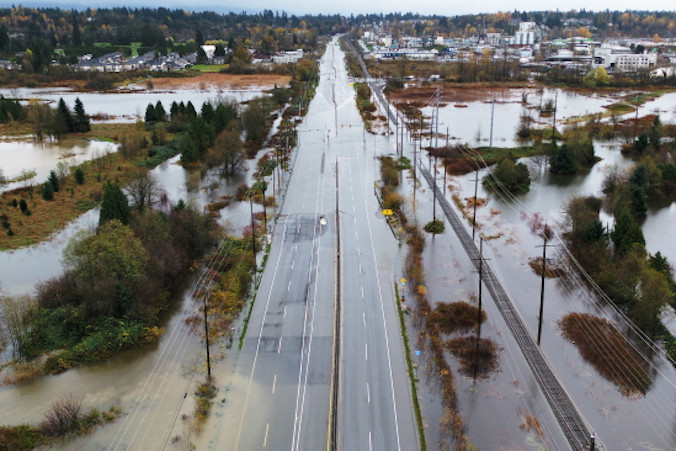 Powódź na autostradzie BC Highway 11 spowodowana ulewnymi opadami trwającymi kilka dni, niedaleko Abbotsford, Kolumbia Brytyjska, Kanada, 14.11.2021 r., wydane 17.11.2021 r., zdjęcie udostępnione przez Ministerstwo Transportu i Infrastruktury (MINISTRY OF TRANSPORTATION AND INFRASTRUCTURE/HANDOUT/PAP/EPA)