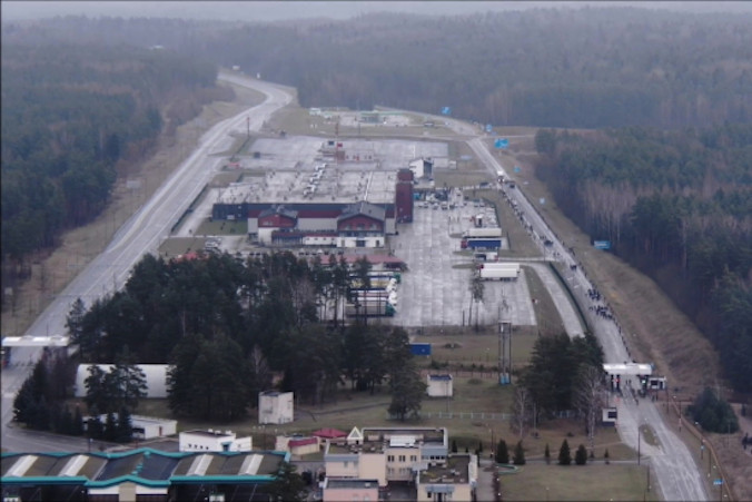 Położone kilkaset metrów od polsko-białoruskiego przejścia granicznego w Bruzgach centrum transportowo-logistyczne, 18.11.2021 r. Służby białoruskie skierowały do centrum koczujących w pobliżu przejścia migrantów (Straż Graniczna / PAP)