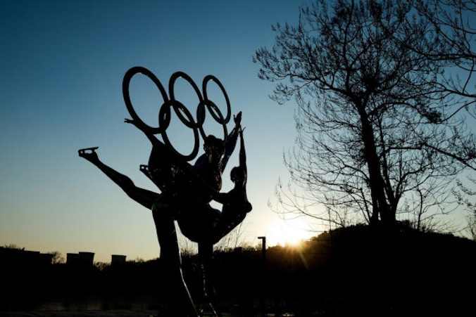 Rzeźba przedstawiająca łyżwiarzy figurowych, którzy mają wziąć udział w Zimowych Igrzyskach Olimpijskich w Pekinie w 2022 r., park Shougang w Pekinie, 16.12.2020 r. (Lintao Zhang / Getty Images)
