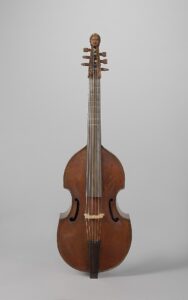 Bas-viola da gamba, lutnik Pieter Rombouts, 1726 r. (<a href="http://hdl.handle.net/10934/RM0001.COLLECT.643593">Rijksmuseum Amsterdam</a>, <a href="https://creativecommons.org/publicdomain/zero/1.0/deed.en">CC0</a> / <a href="https://commons.wikimedia.org/w/index.php?curid=67888608">Wikimedia</a>)